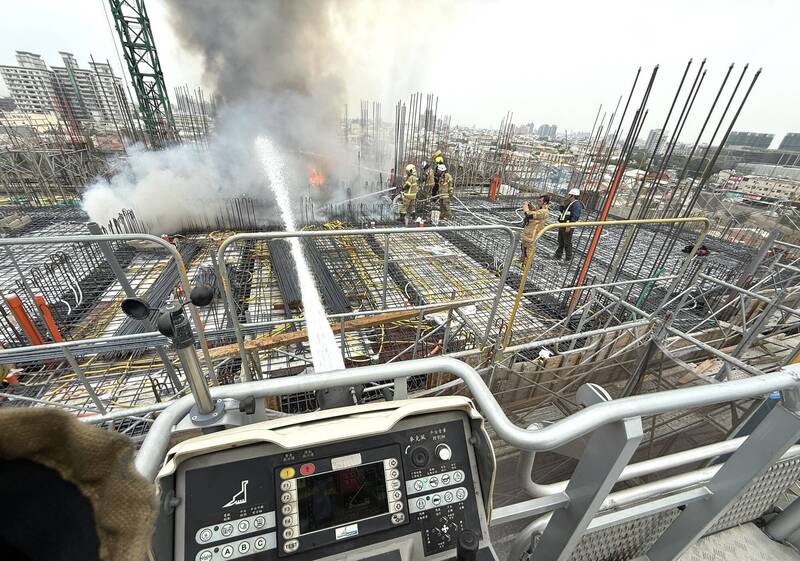 在大楼工地楼顶灌救。（民众提供）