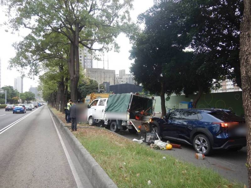 台中休旅車猛撞「環保局車隊」!3人送醫 現場畫面曝光