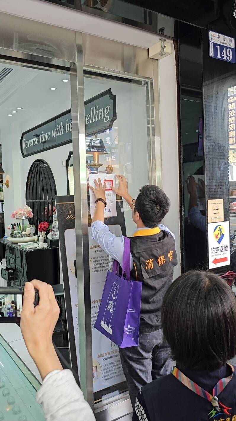 全國首例！豐原美容店坑學生、身障者 中市府到門市貼「警訊」