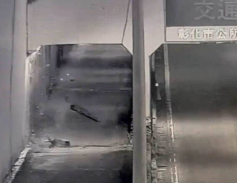 驚！貨車撞斷護欄 大木棍砸下幸無人經過