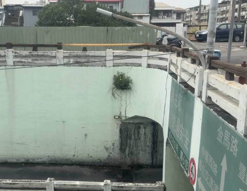 晓阳地下道上方的木质护栏被撞断，拉起封锁线。（图由民众提供）