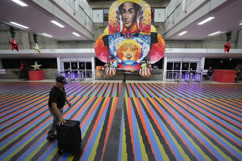 美国与委内瑞拉军事紧张升温后，多家国际航空公司暂停往返委国的航班，但旋即遭委国报复。图为卡拉卡斯西蒙波利维尔国际机场。（欧新社）