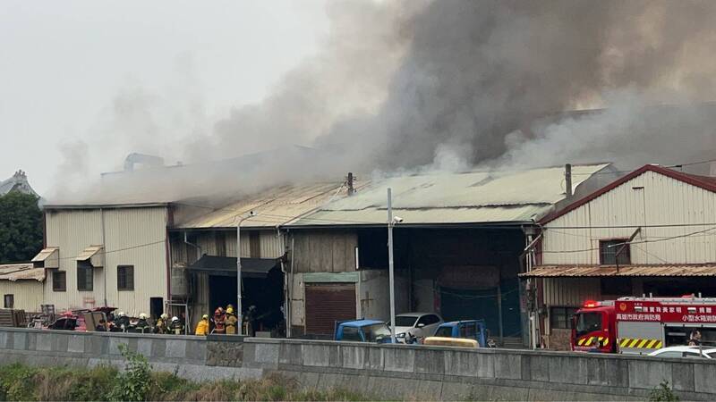 高雄烤漆工廠大火濃煙直竄 消防局出動26車灌救