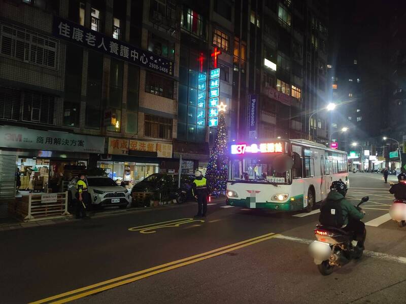 「招牌太亮」公車司機撞上路人 車上母女檔摔倒在地