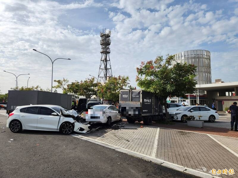 陈姓男子驾车冲入杨梅休息站停车场波及多辆车。（记者周敏鸿摄）