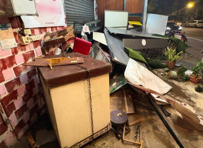 位在台中市东区的面包店24日凌晨被一辆黑色轿车逆向高速冲撞，生财工具被撞到一片凌乱。（民众提供）