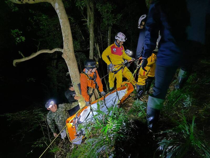 70歲老獵人待矢負山獵場罹難 桃園救難人員花7小時將遺體運出