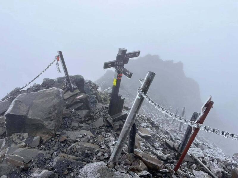 玉山結冰美若「冰宮」 主峰濕滑登頂掛蛋