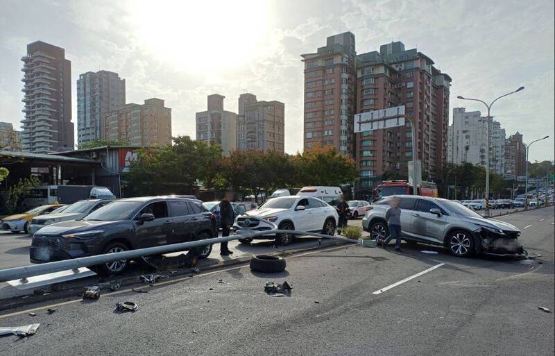 北市大度路7旬翁失控撞倒號誌桿 對向3車慘被砸無人傷