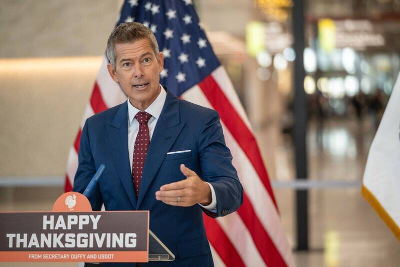 中國「文明」運動吹到美國？運輸部呼籲搭機衣著得體 專家：沒用