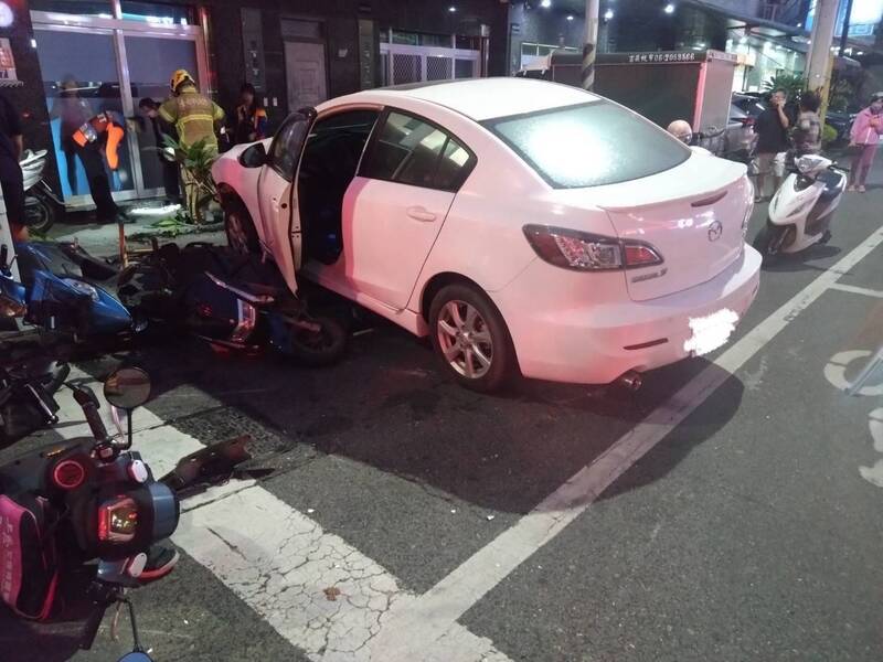 永康大灣地區2車追撞 「打保齡球」波及6汽機車6傷