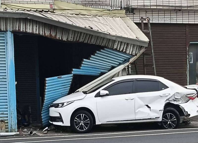 誇張畫面曝光！彰化轎車連環撞 鐵捲門噴飛、屋頂垮了