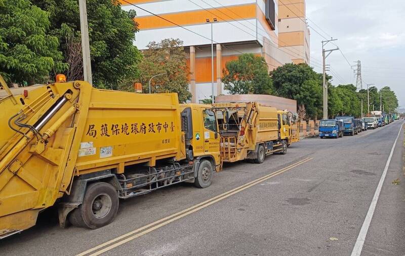 塞成貪食蛇！台中2焚化廠歲修 進后里廠垃圾車大排長龍