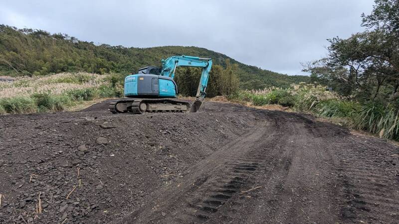 獨家》美濃大峽谷三峽版！插角山區農田遭倒滿廢瀝青 竟在里長家旁