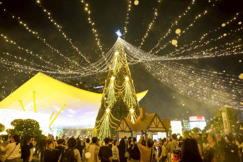 高雄聖誕生活節登場 陳其邁點亮26米「永恆星冠」聖誕樹