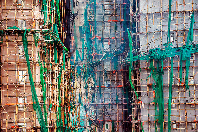香港大火／百年竹棚鷹架工法 安全疑慮再掀激辯
