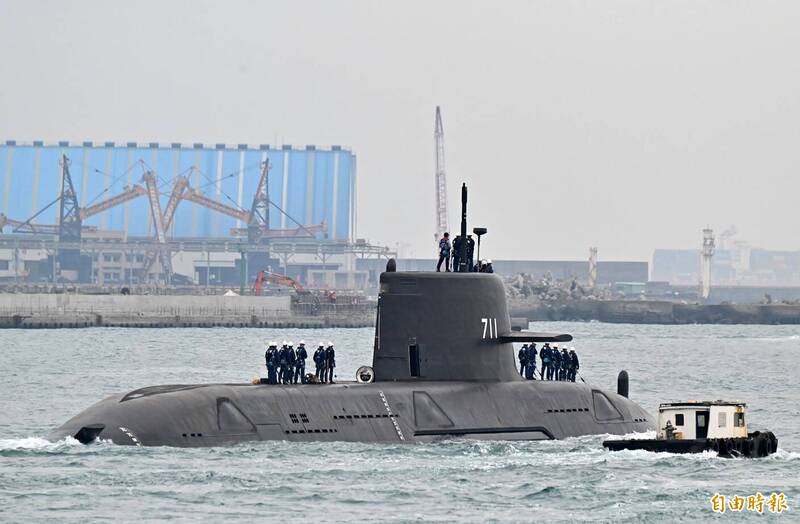 海鯤號出航吸引民眾到港邊加油 王定宇讚團隊「不眠不休守護台灣」