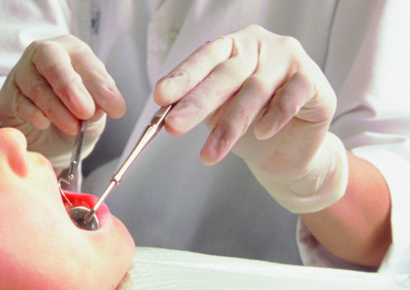 植牙鑽進下顎神經！病患下唇麻木還感染 牙醫挨告被起訴