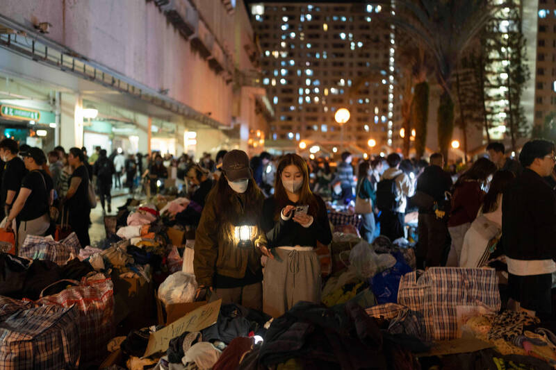 香港新界大埔區社區「宏福苑」26日下午發生嚴重火災，火勢延燒7棟大樓，引發國際關注。針對何時可讓居民返回單位，消防指需要完成調查後再交代。（美聯社）