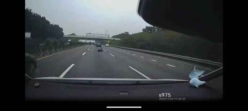 中山高離奇事故 自小客車「掉寶」竟是活生生的人