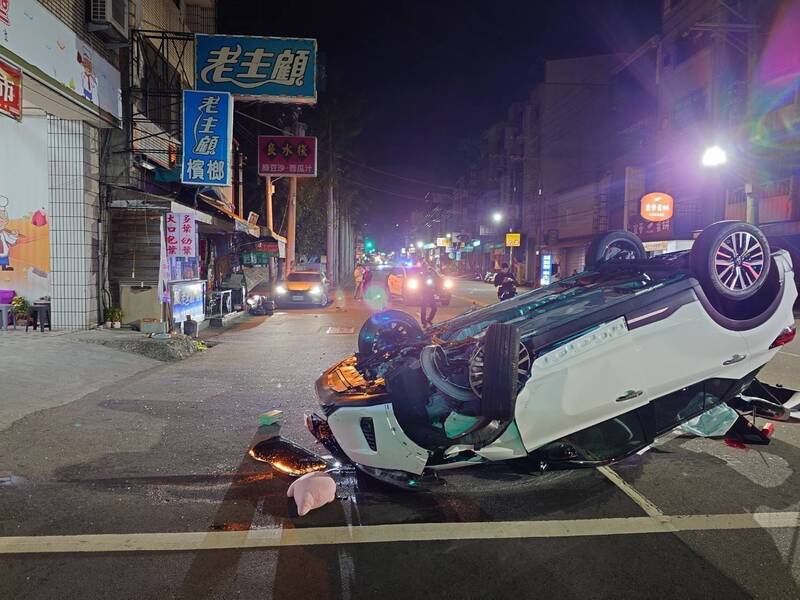 酒駕撞2車當街「烏龜翻」 醉女自行脫困衝路旁狂吐