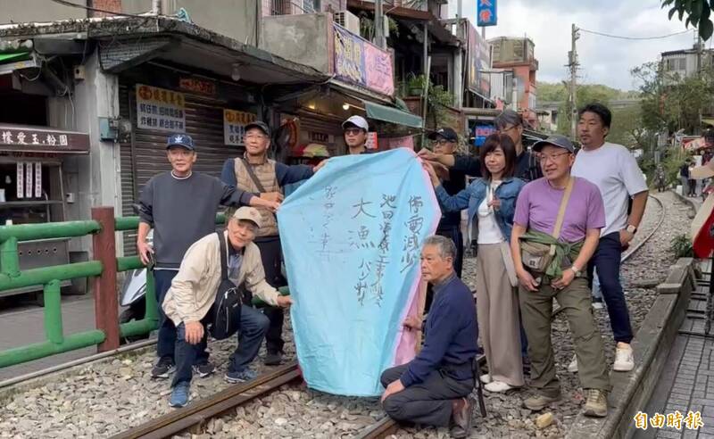 今起平溪線3站試辦鐵道放天燈 觀光客開心
