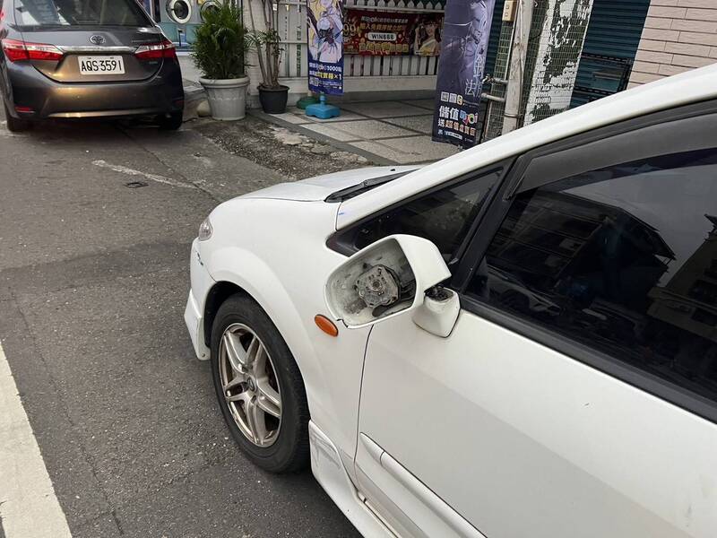 男騎車想睡覺擦撞轎車又連人帶車衝撞廂型車