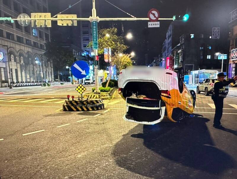 北市小黃運將疑轉彎沒注意  自撞行人庇護島180度大翻車