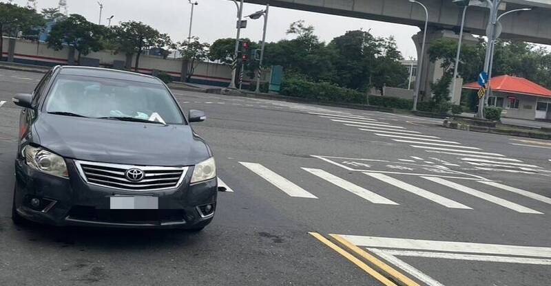 72歲翁右轉撞直行機車  23歲女騎士人車翻滾送醫不治