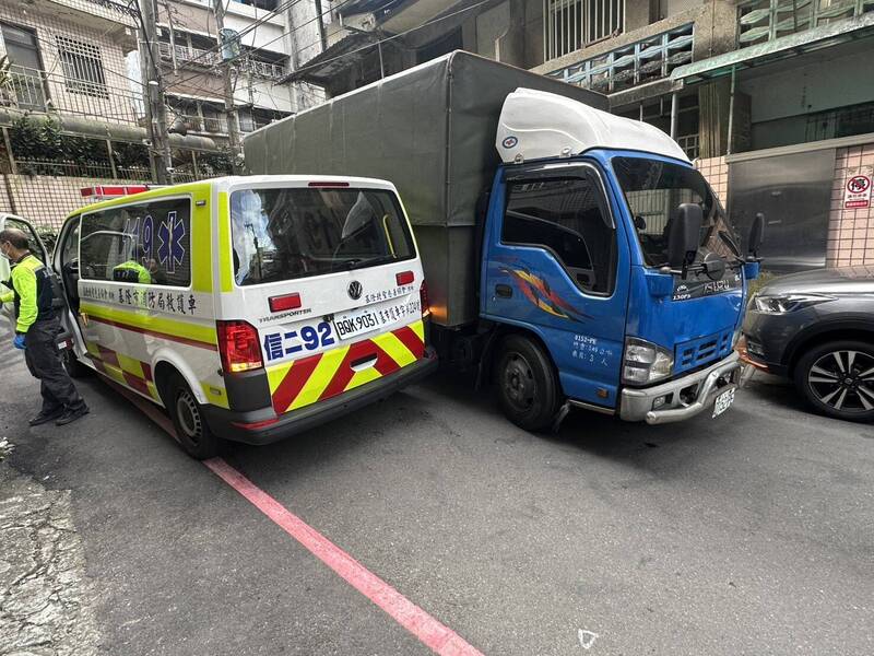 巷道過窄釀事故? 基隆救護車救人巷道會車遭貨車撞
