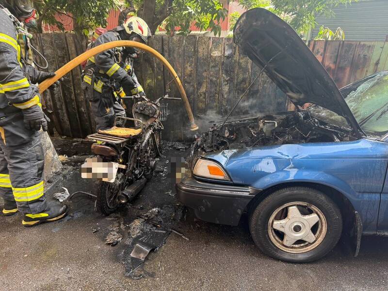 新北老舊轎車突起火自燃 火勢延燒路邊6機車也遭殃