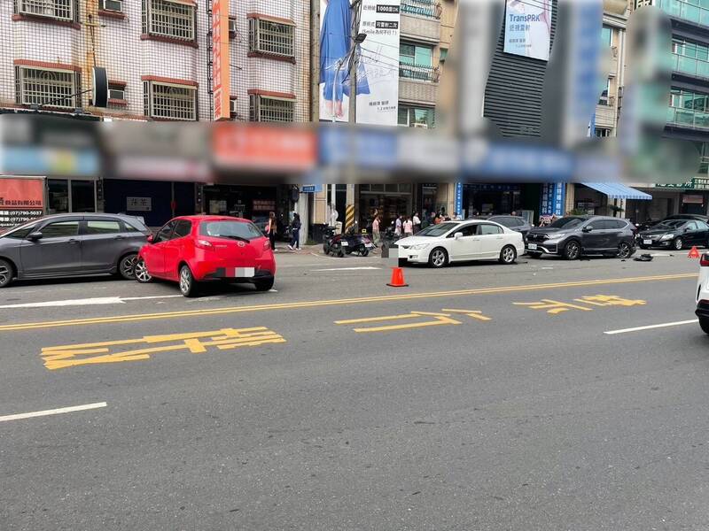 林男驾车违规回转，又失控连撞4车，造成2人受伤送医。（民众提供）