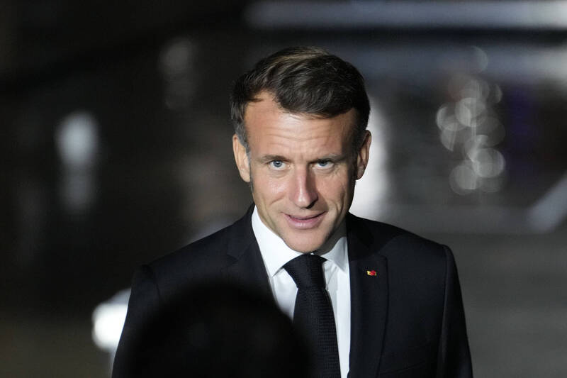 法國擬擴大禁止學生在校使用手機 馬克宏支持