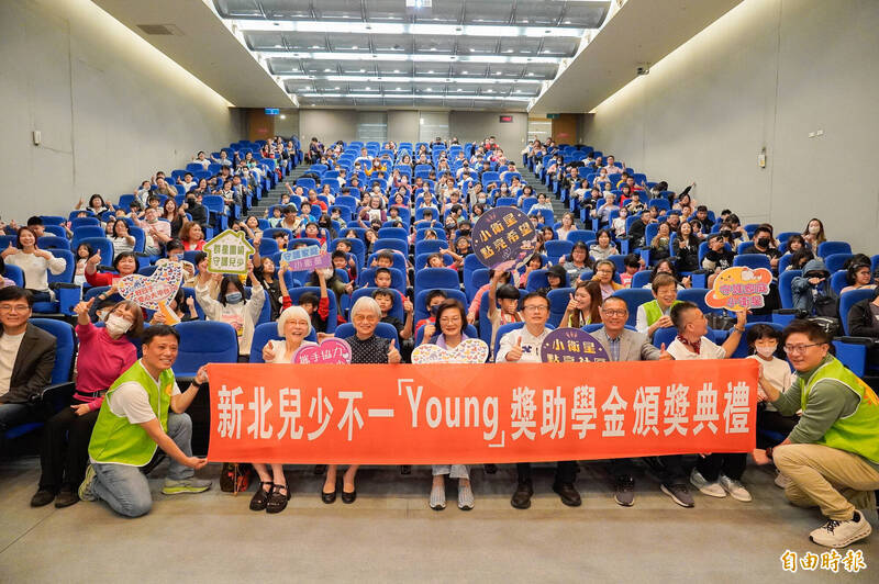 聞哲基金會扶持新北小衛星第7年 贈獎助金鼓勵216兒少、家長與老師