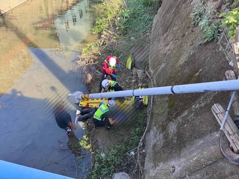 夫妻駕車赴頭份旅遊 停車購物突遭休旅車撞落4公尺深大排水溝幸獲救