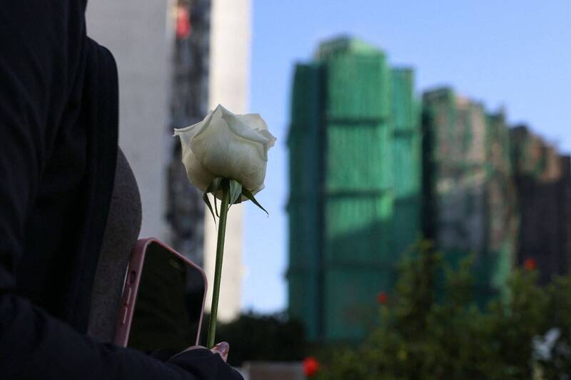 宏福苑大火》菲傭火場中肉身護雇主3月嬰 命危搶救中網祈福