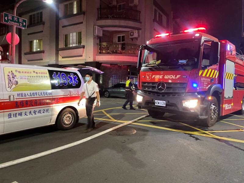 高雄鹽埕區公寓火警  1女昏迷送醫
