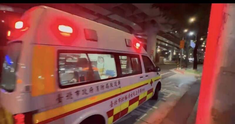 救护车将女子送往台大医院救治。（记者刘庆侯翻摄）