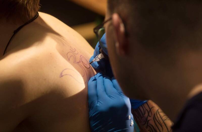 刺青顏料會進入淋巴系統 瑞士研究:殺死免疫細胞、擾亂疫苗反應