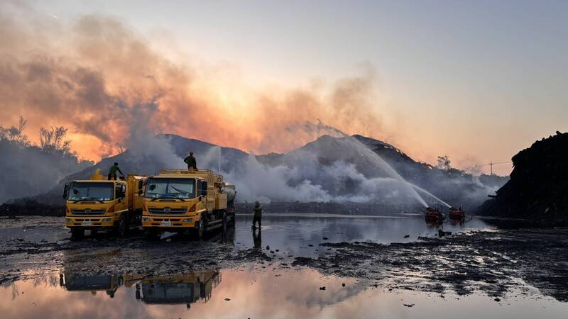 台南烏樹林廢棄場大火仍未撲滅 彭啓明曝起火原因