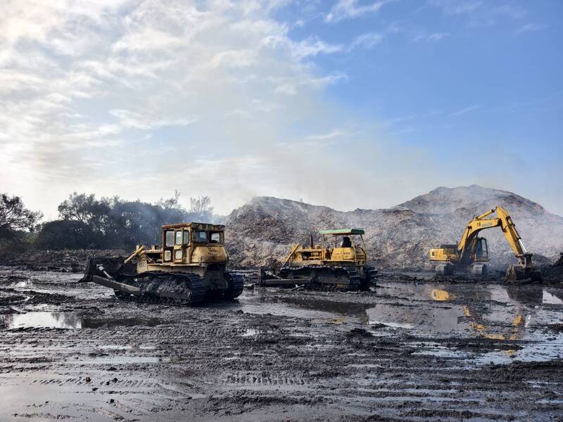 台南烏樹林垃圾山悶燒9天 燃燒區域縮減
