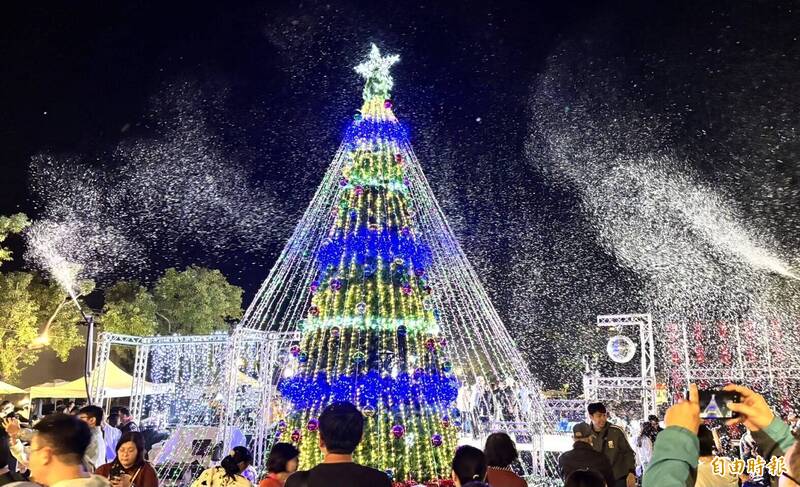 台南新營「下雪」了 幸福台南．耶誕點燈登場