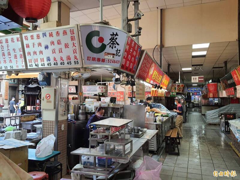 新竹市城隍庙小吃店惊传砍人事件，17岁工读生遭砍，伤势严重，且脏器外露，已送医抢救。（记者洪美秀摄）