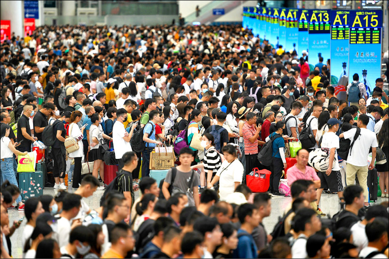 中英對照讀新聞》Humanoid robots to trial guiding crowds at Chinese border crossings 人形機器人將試行於中國邊境通道引導人潮