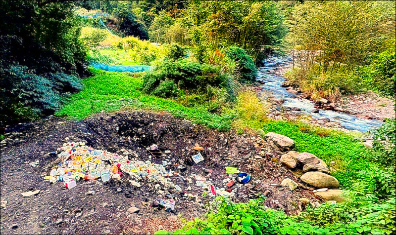 《台中》和平山區驚見「垃圾燃燒坑」 恐污染德基水庫
