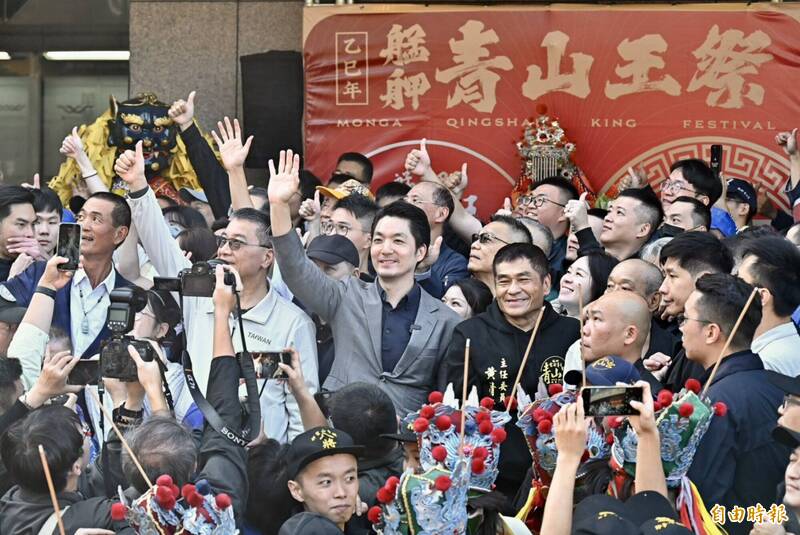 北港朝天宮媽祖到萬華青山宮！徐國勇、蔣萬安月台親迎信眾擠爆車站