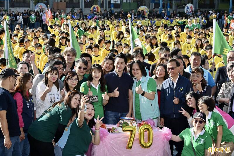 蔣萬安宣布擴大鮮奶週報 預計115學年度北市國中生也能領