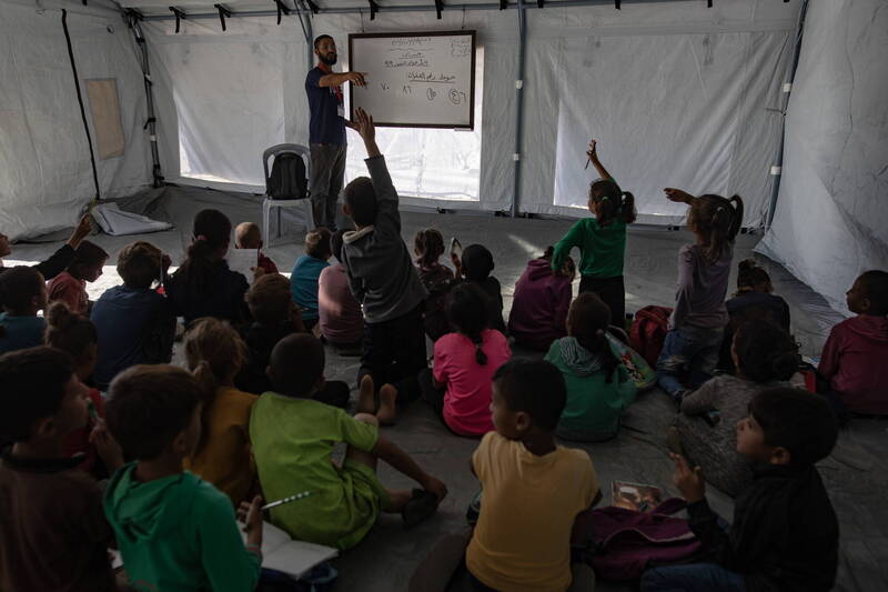 瓦礫中搭教室 加薩學童面臨書本與覓食之戰