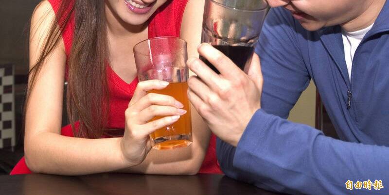 知法犯法！公務員雇未成年少女陪酒 遇臨檢竟將其「塞進冰箱」