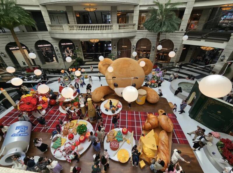 貴婦百貨巨熊、放大版美食耶誕造景超萌 下秒瘋拍被操壞重傷